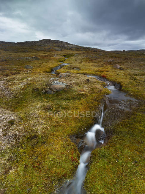 Noruega, Longyearbyen, pequeño arroyo - foto de stock