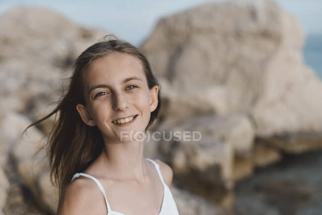 Croazia, Lokva Rogoznica, ritratto di una ragazza sorridente sulla spiaggia — Foto stock