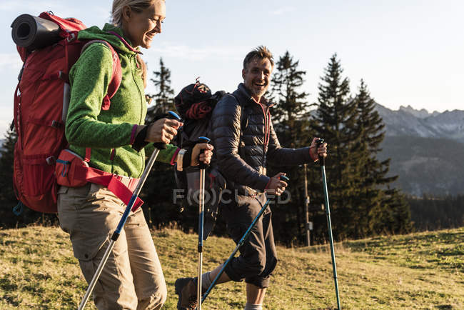 Couple randonnée dans les montagnes autrichiennes — Photo de stock
