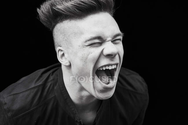 Preto e branco retrato de jovem gritando — Fotografia de Stock