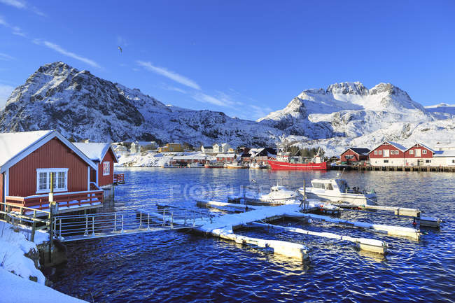 Noruega, Ilhas Lofoten, pequena aldeia — Fotografia de Stock