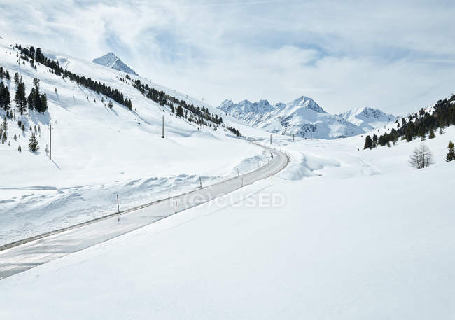 Autriche, Tyrol, Vallée du Sellrain, Kuehtai, route de montagne en hiver — Photo de stock
