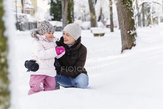 Щаслива мати з дочкою в зимовому пейзажі — стокове фото