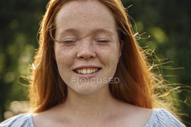 Портрет редочолюваної дівчини з закритими очима — стокове фото