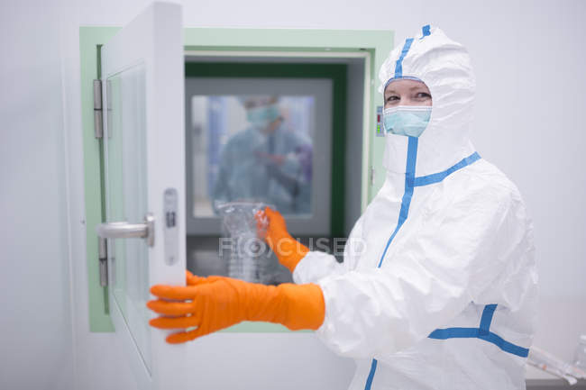 Technicien de laboratoire portant une salle blanche à la vanne de vidange — Photo de stock