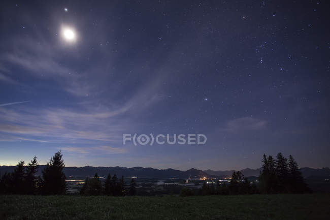 Germania, Baviera, Allgaeu, Auerberg di notte — Foto stock