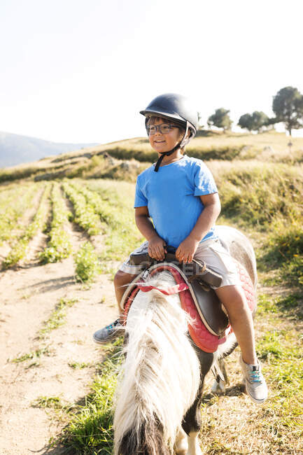 España, Cerdanya, retrato de un niño montado en un pony - foto de stock