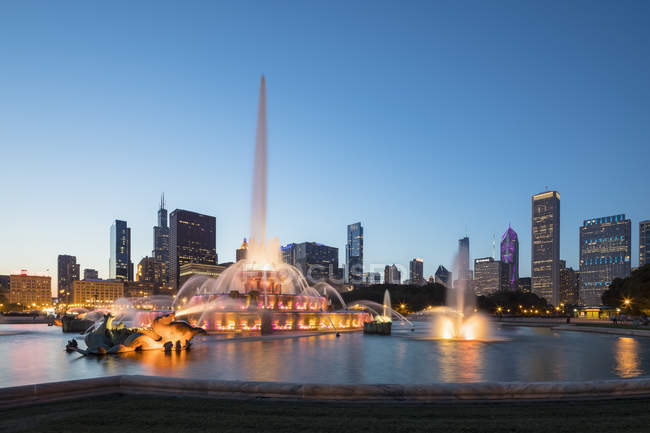 États-Unis, Illinois, Chicago, Skyline, Millenium Park avec fontaine Buckingham à l'heure bleue — Photo de stock