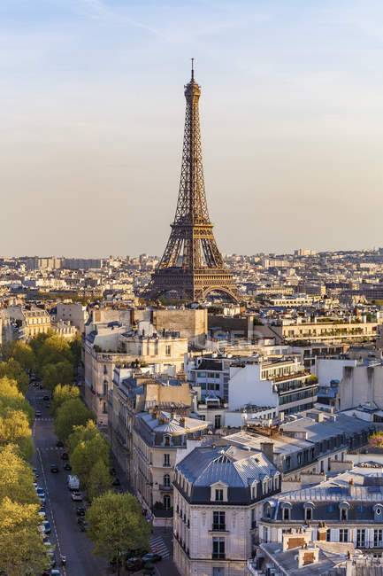 França, Paris, paisagem urbana com Torre Eiffel e edifícios residenciais — Fotografia de Stock