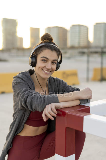Mujer joven y deportiva con auriculares durante el entrenamiento - foto de stock