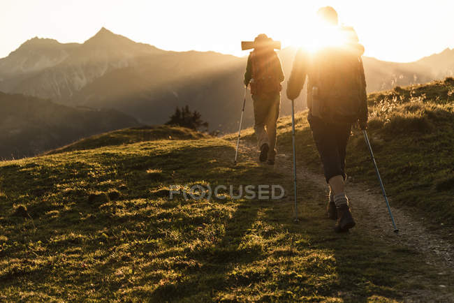 Pareja de senderismo en las montañas austriacas - foto de stock