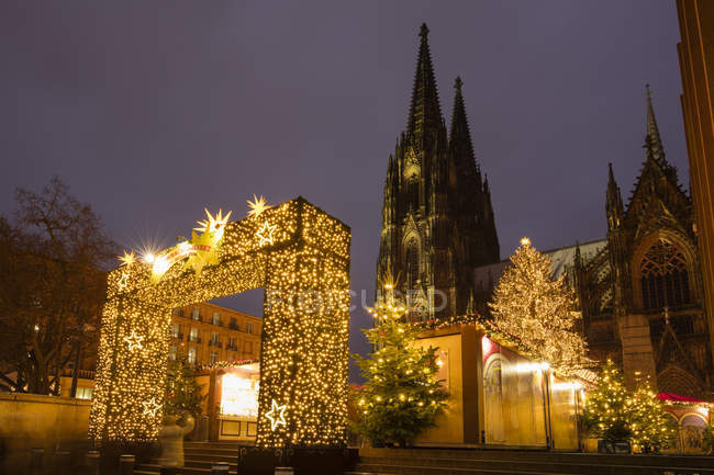 Alemania, Colonia, Mercado de Navidad con la Catedral de Colonia en el fondo - foto de stock