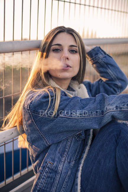 Retrato de una joven apagando humo - foto de stock