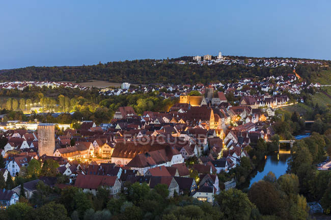Germania, Baden-Wuerttemberg, Besigheim, la città vecchia e il fiume Enz la sera — Foto stock