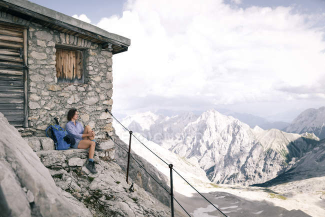 Австрия, Тироль, туристка, отдыхающая в горной хижине — стоковое фото