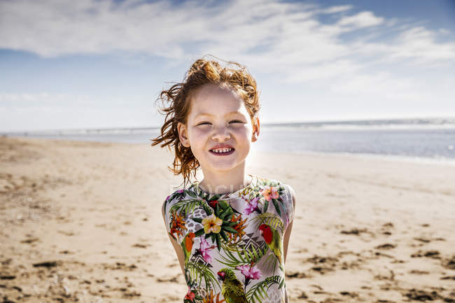 Paesi Bassi, Zandvoort, ritratto di una ragazza rossa sulla spiaggia — Foto stock