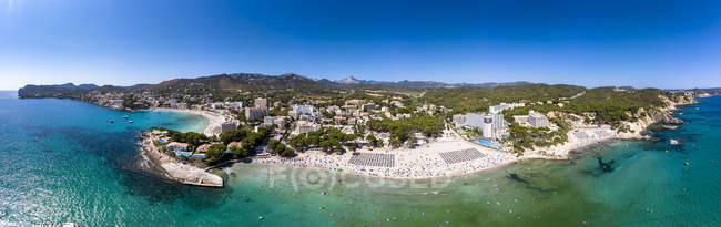 Espanha, Ilhas Baleares, Maiorca, Região Calvia, Costa de la Calma, Peguera, Vista aérea da praia com hotéis, panorama — Fotografia de Stock