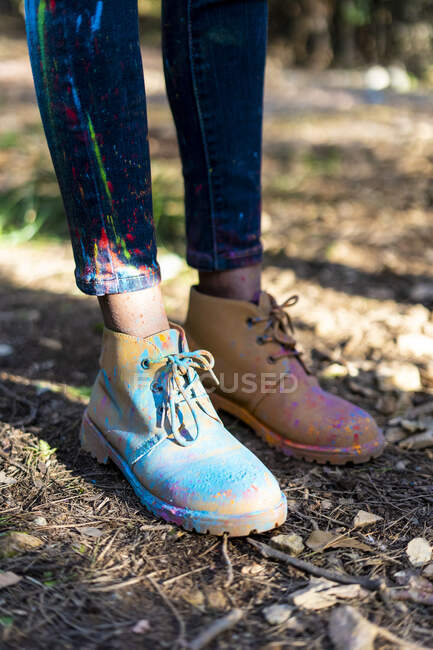 Schuhe einer in Puderfarbe begehrten Person, die Holi, das Fest der Farben, feiert — Stockfoto