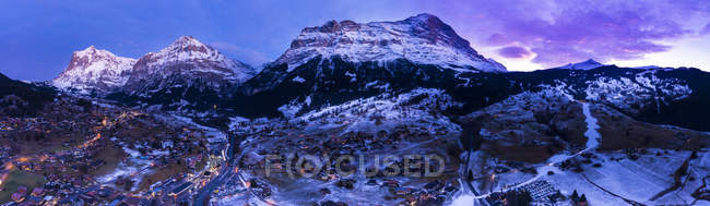 Швейцарія, Кантон Берн, Веттерхорн, Гріндельвальд, таунпейзаж в синьому годину взимку — стокове фото