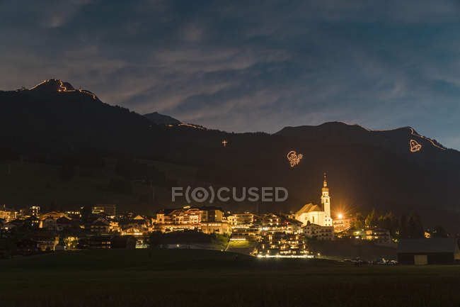 Österreich, Lermoos, Ehrwalder Becken, Mittsommerfeuer — Stockfoto