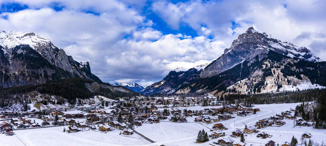 Suíça, Cantão de Berna, Bernese Oberland, Bernese Prealps, Duendenhorn, Vista para a aldeia montanhosa Kandersteg no inverno — Fotografia de Stock