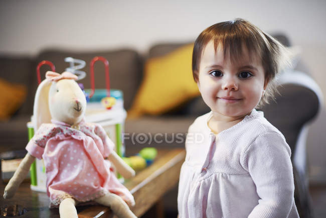 Portrait de bébé fille mignonne à la maison — Photo de stock