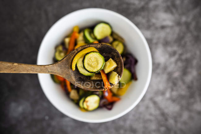Смесь приготовленных овощей в миске, на ложке, крупным планом — стоковое фото