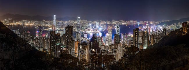 Hong Kong, Causeway Bay, paisaje urbano panorámico por la noche - foto de stock