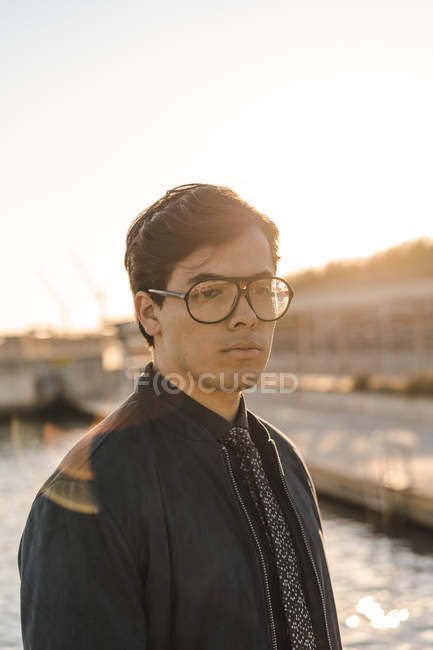 Retrato de un joven empresario de moda con gafas y corbata - foto de stock