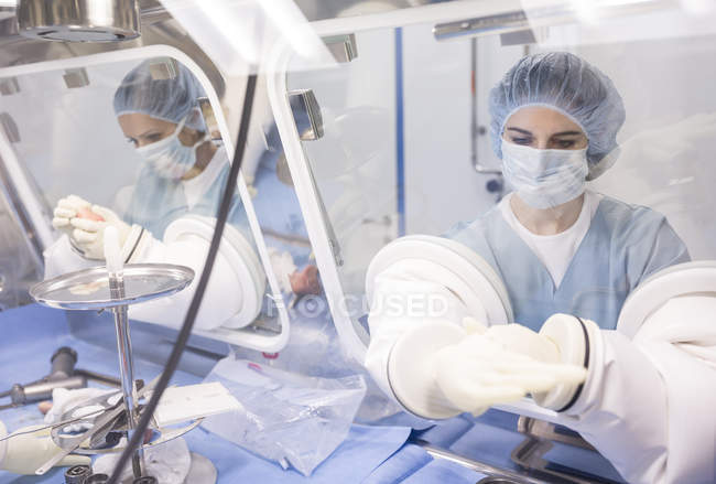 Scientifiques traitant des tissus humains dans un laboratoire d'isolation — Photo de stock