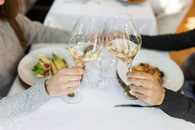 Primo piano dei bicchieri di vino in un ristorante — Foto stock