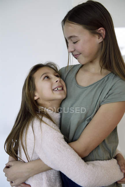 Two happy sisters hugging each other — Stock Photo