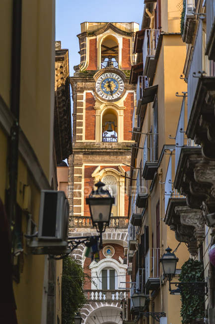 Italia, Campania, Sorrento, Torre del reloj antiguo - foto de stock