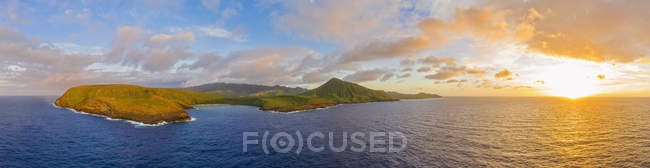 Соединенные Штаты Америки, Haswaii, Oahu, Hanauma Bay Nature Preserve, Aerial view of Hanauma Bay at sunrise — стоковое фото