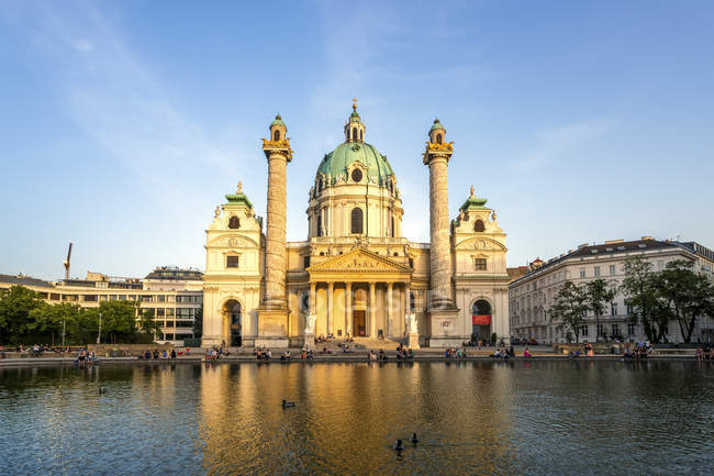 Austria, Viena, Iglesia de San Carlos - foto de stock