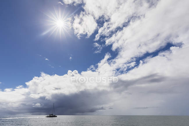 USA, Hawaï, Kauai, catamaran contre le soleil et les nuages — Photo de stock