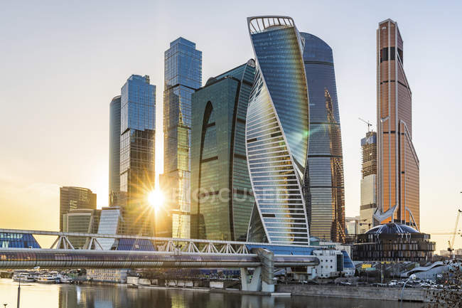 Russland, Moskau, Finanzviertel mit modernen Wolkenkratzern bei Sonnenuntergang — Stockfoto