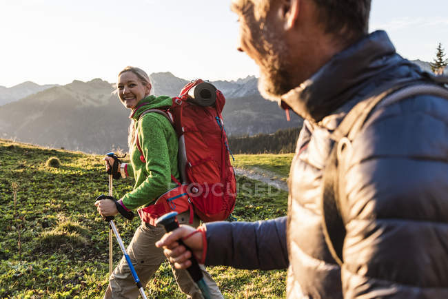 Couple hiking in the Austrian mountains — Stock Photo