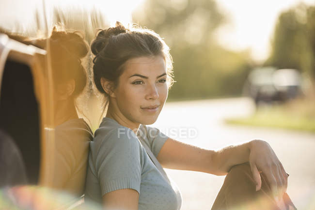 Mulher bonita em uma viagem de carro com seu campista, relaxando na beira da estrada — Fotografia de Stock