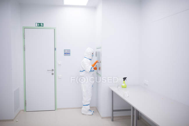 Technicien de laboratoire portant une salle blanche à la vanne de vidange — Photo de stock