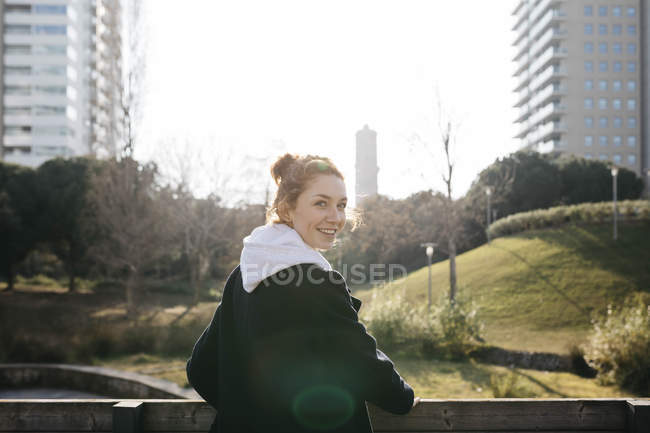 Ritratto di giovane donna sorridente in città — Foto stock