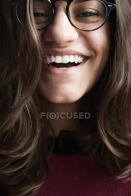Porträt einer lachenden jungen Frau mit Brille — Stockfoto