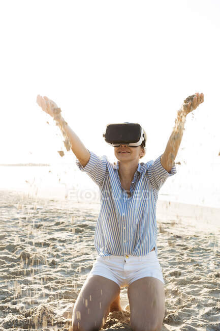 Таїланд, жінка користується віртуальними окулярами реальності на пляжі вранці. — стокове фото