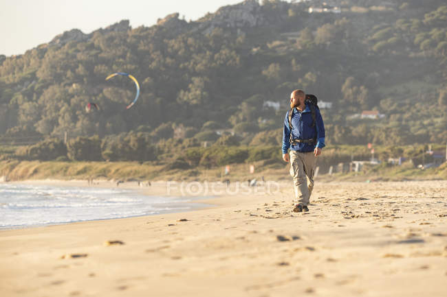 Espagne, Andalousie, Tarifa, homme pendant la randonnée sur la plage — Photo de stock