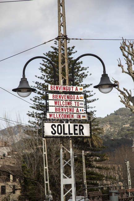 España, Mallorca, Sóller, señales de bienvenida en la estación de tren - foto de stock