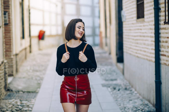Retrato de mujer joven con falda de charol rojo con cremallera - foto de stock