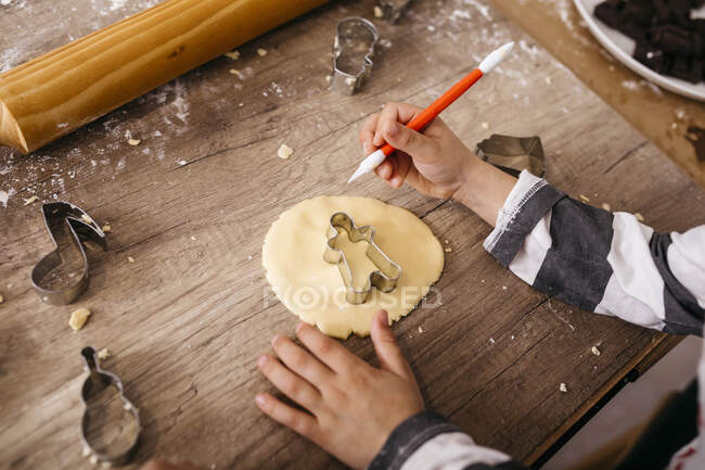 Junge schneidet Kekse mit Werkzeug aus, Teilansicht — Stockfoto