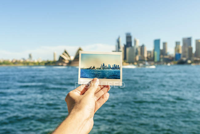 Australia, Nueva Gales del Sur, Sídney, primer plano de la fotografía analógica del paisaje de Sídney frente a Sídney - foto de stock