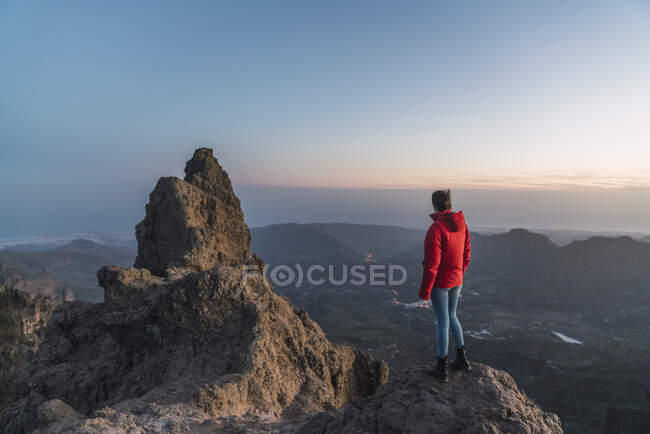Spagna, Gran Canaria, Pico de las Nieves, vista posteriore della donna che guarda la vista — Foto stock