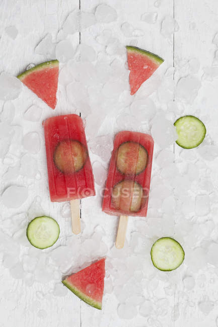 Sucettes de glace au concombre de pastèque maison sur fond blanc — Photo de stock
